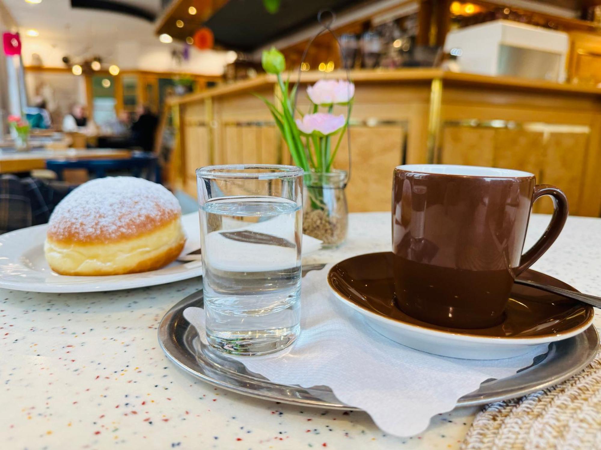 Simon - Hotel & Cafe Бад Татцмансдорф Екстериор снимка