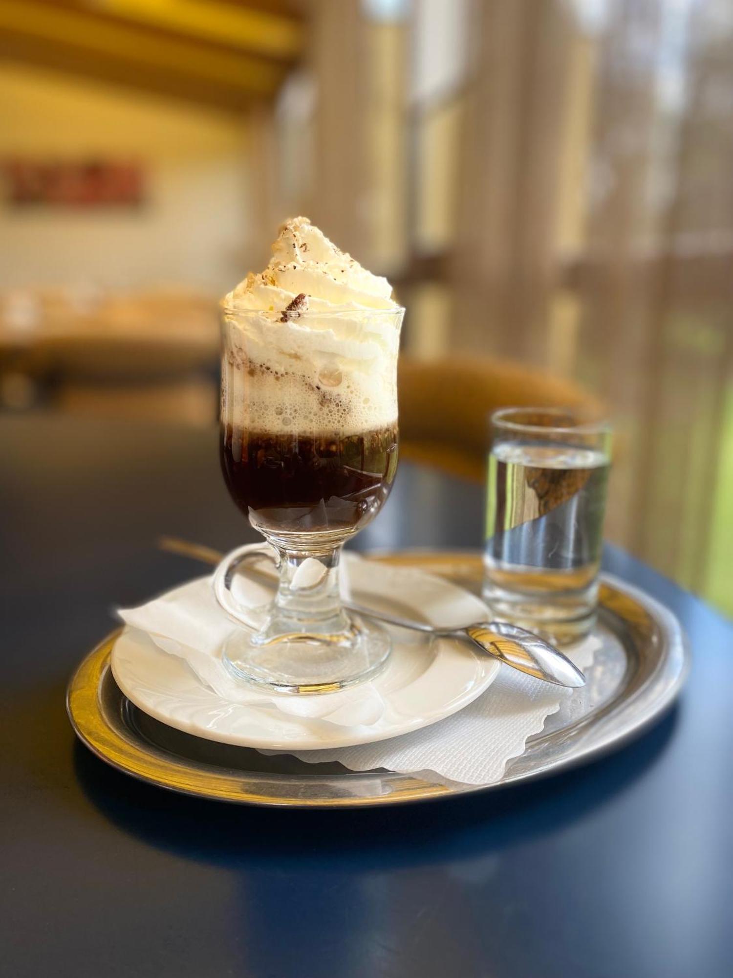 Simon - Hotel & Cafe Бад Татцмансдорф Екстериор снимка