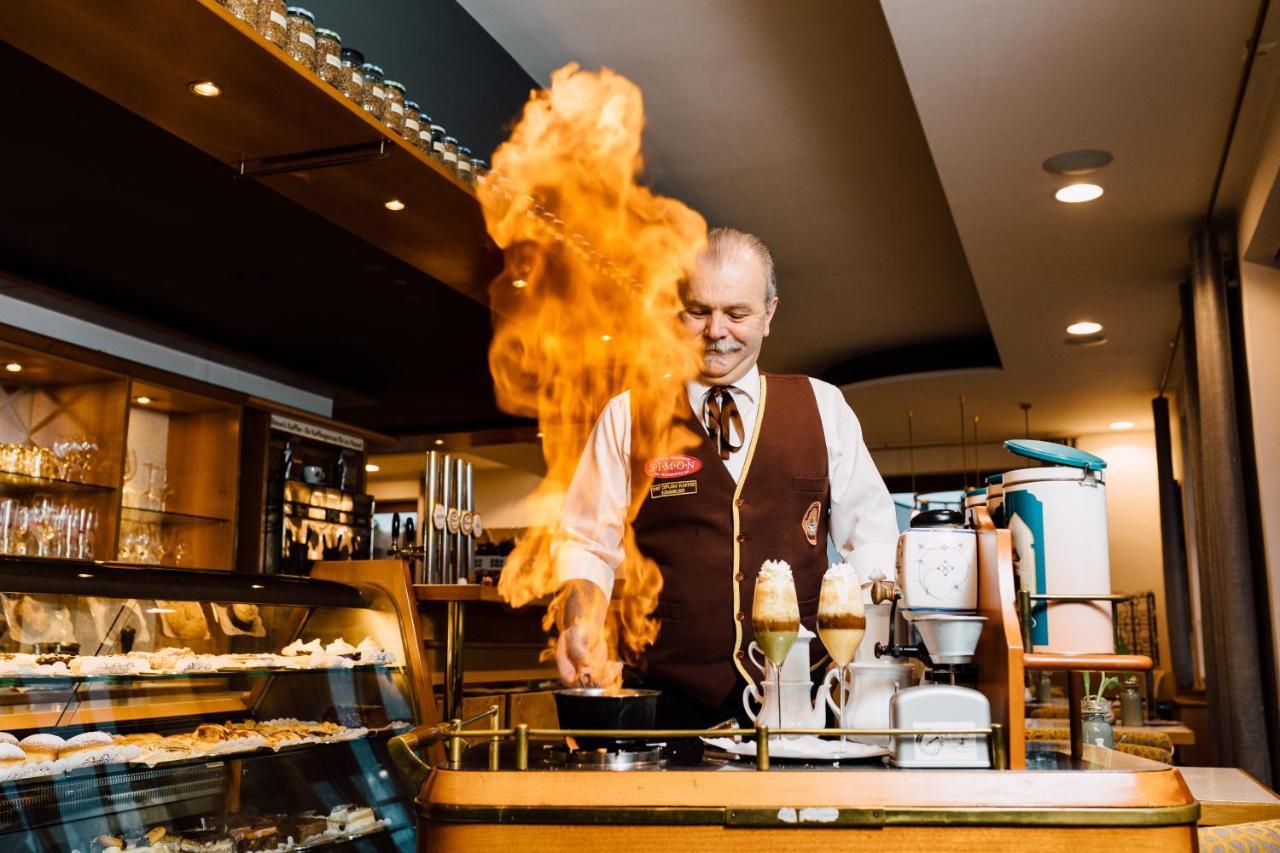 Simon - Hotel & Cafe Бад Татцмансдорф Екстериор снимка